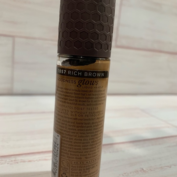 Burt's Bees Goodness Glows Liquid Makeup #1057 Rich Brown - Picture 2 of 3
